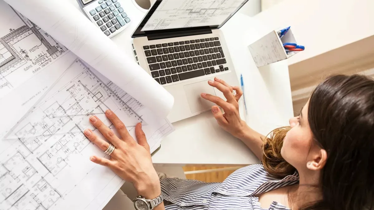 Architektin bei der Arbeit mit AUSSCHREIBEN.DE
